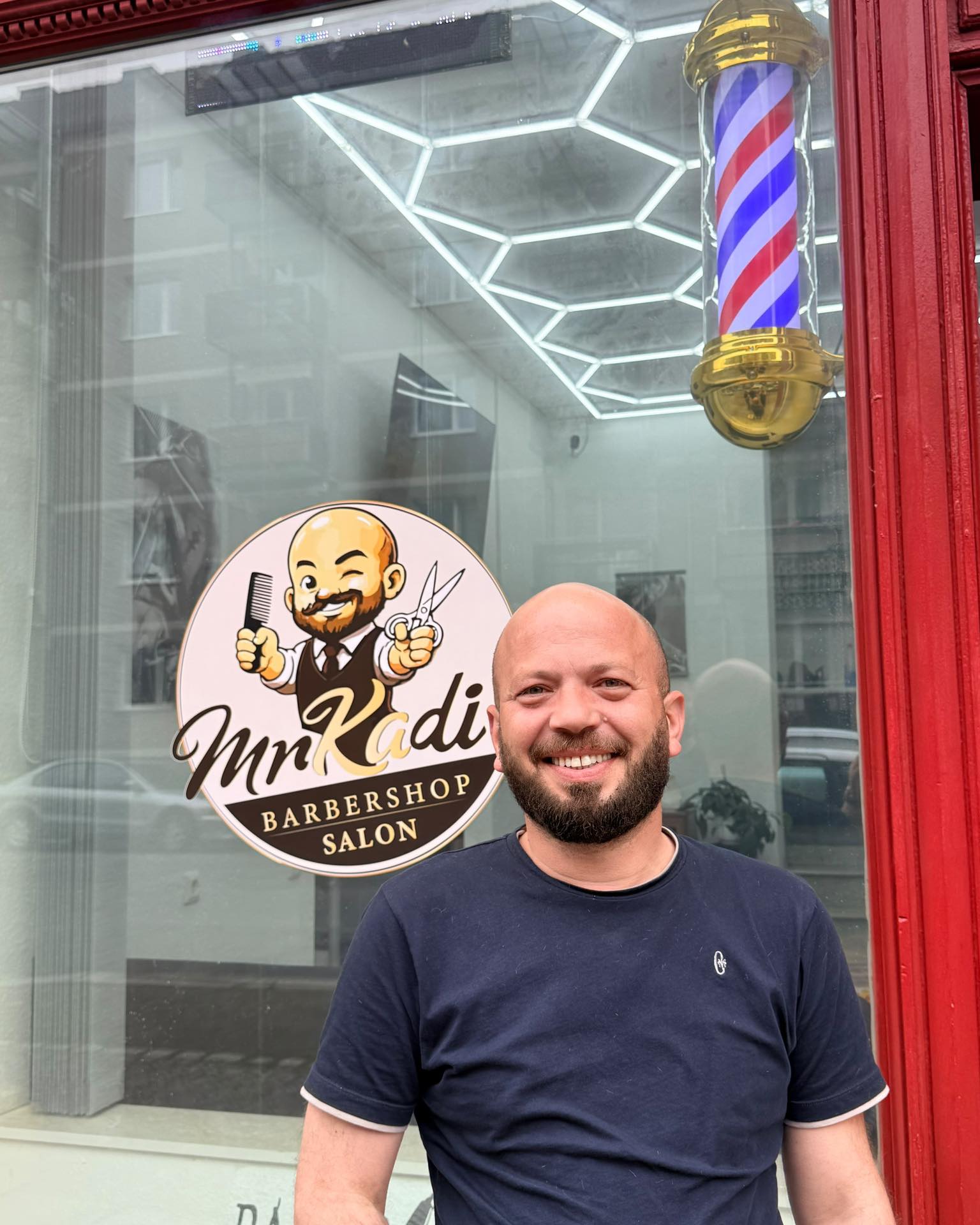 Friseurmeister Nawar Kadi vor seinem Barbershop in Dresden